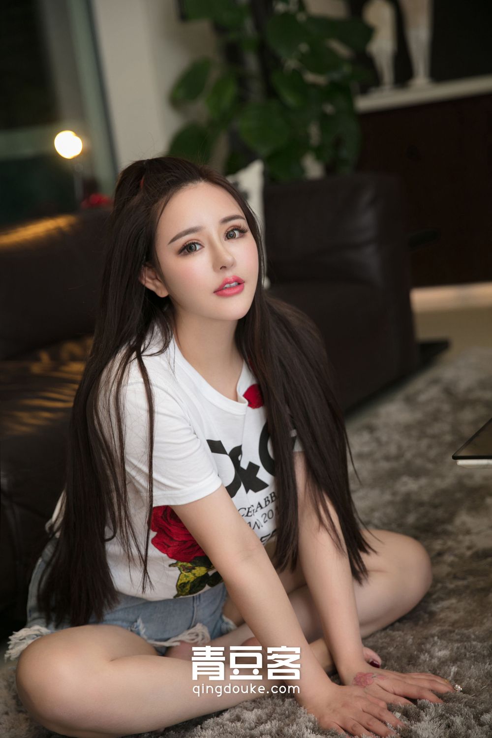 大眼美女金BABY - 户外泳池秀巨乳风情写真