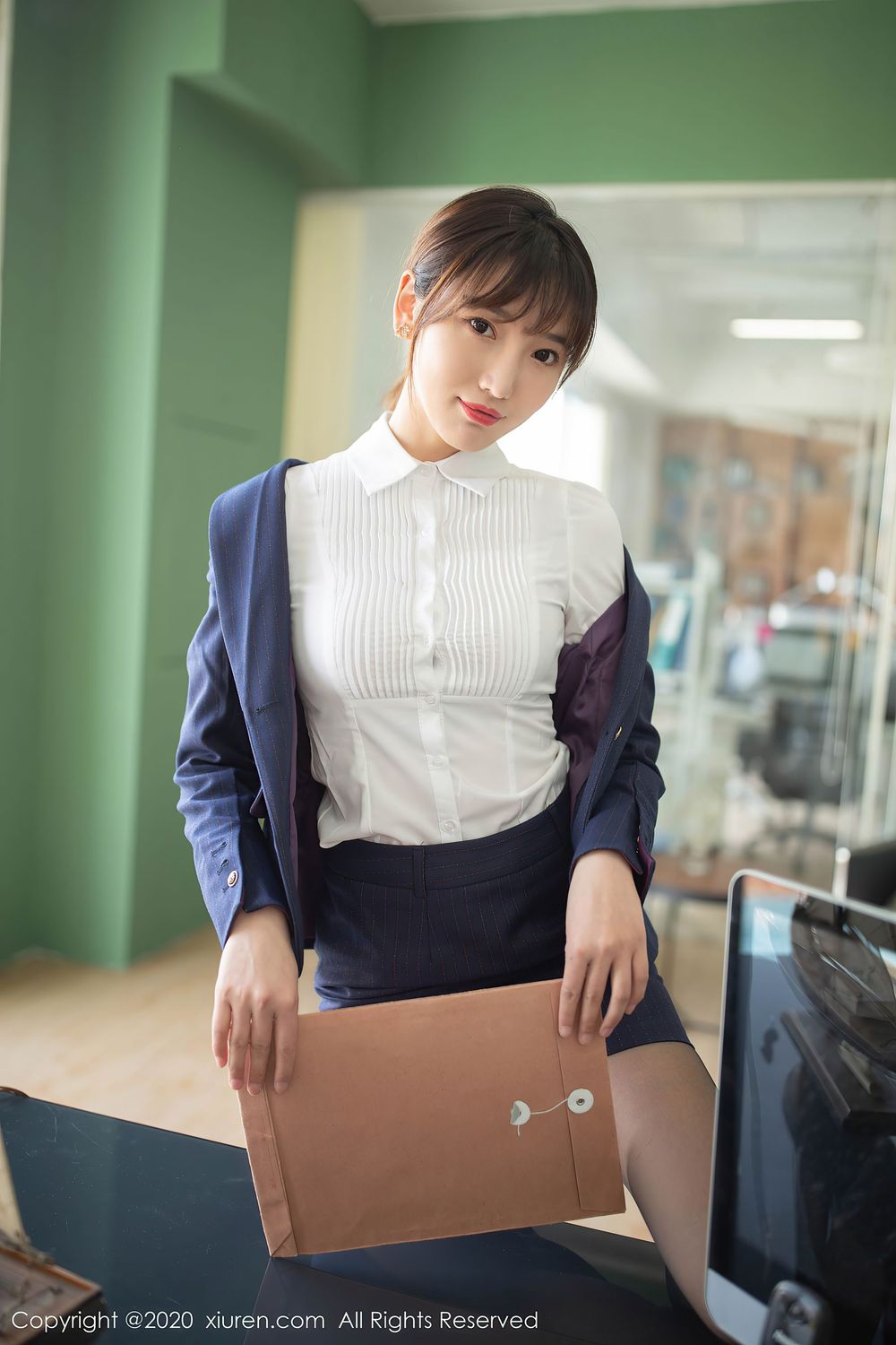美女模特陆萱萱 - BOSS办公室OL主题性感写真