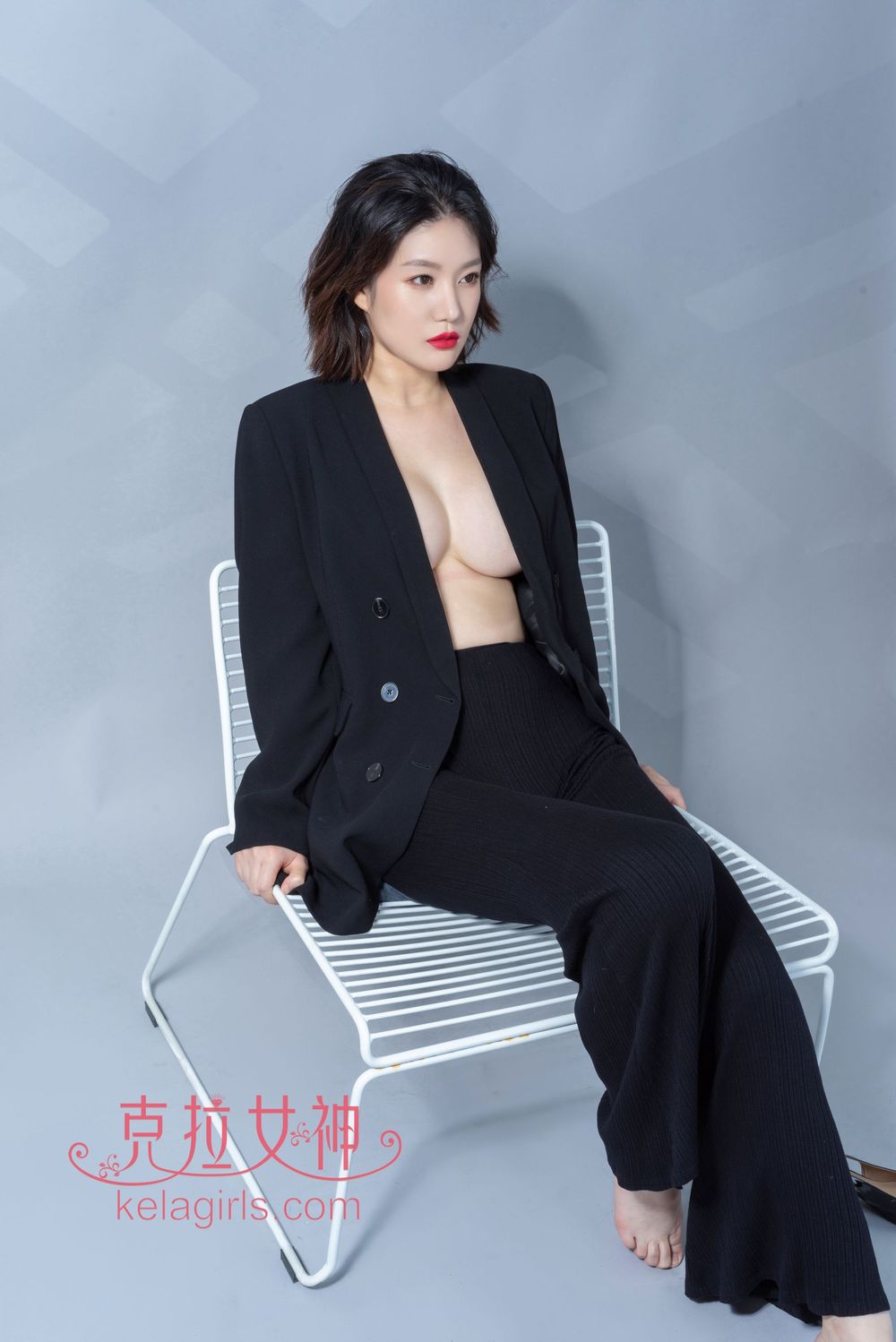 美女模特宋黛 - 烈焰红唇烟里风情主题性感写真