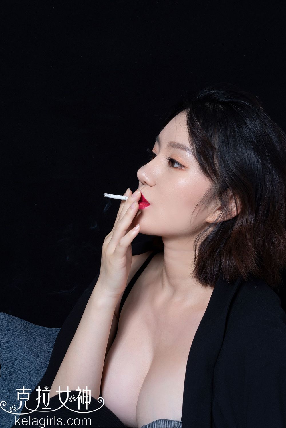 美女模特宋黛 - 烈焰红唇烟里风情主题性感写真