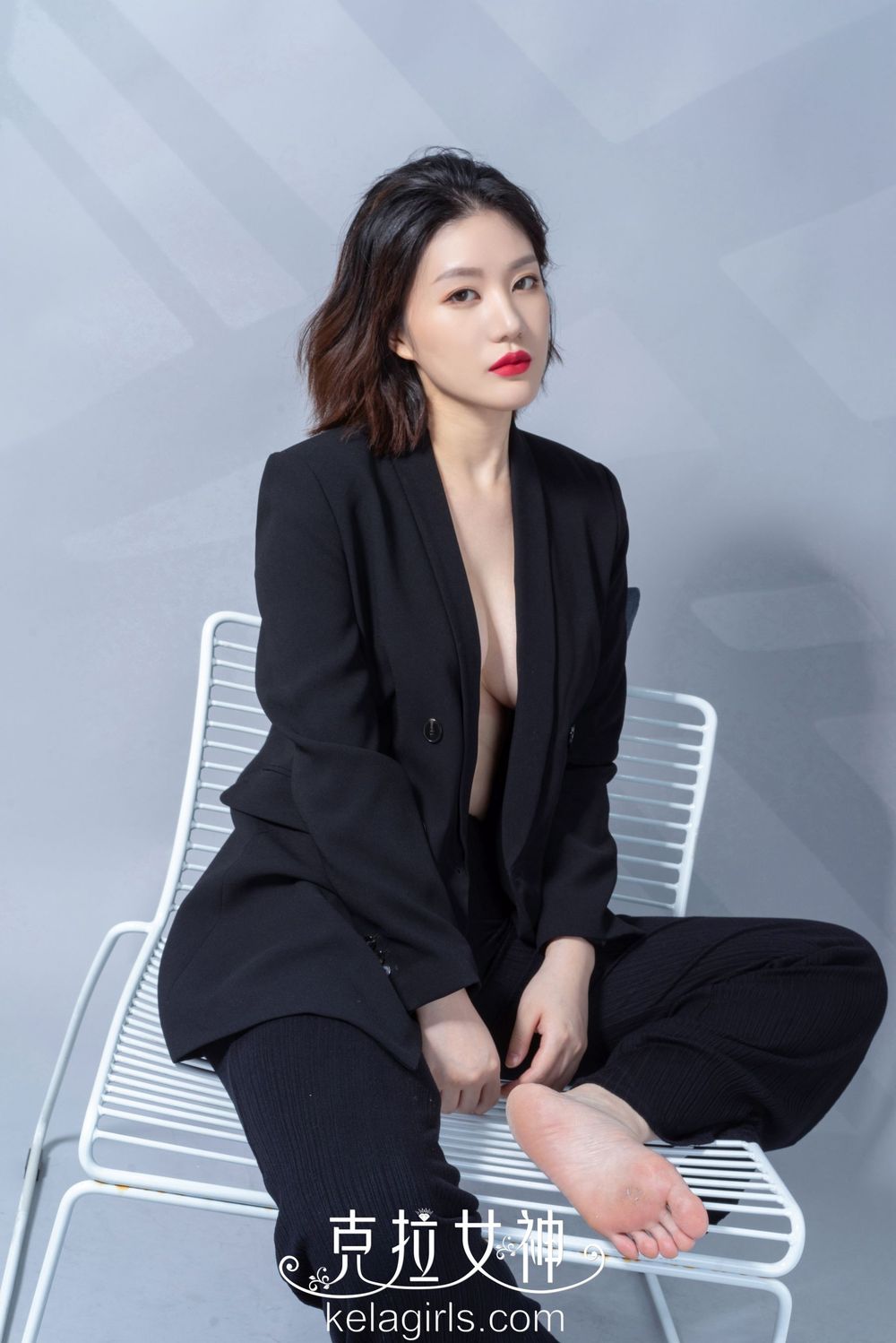 美女模特宋黛 - 烈焰红唇烟里风情主题性感写真