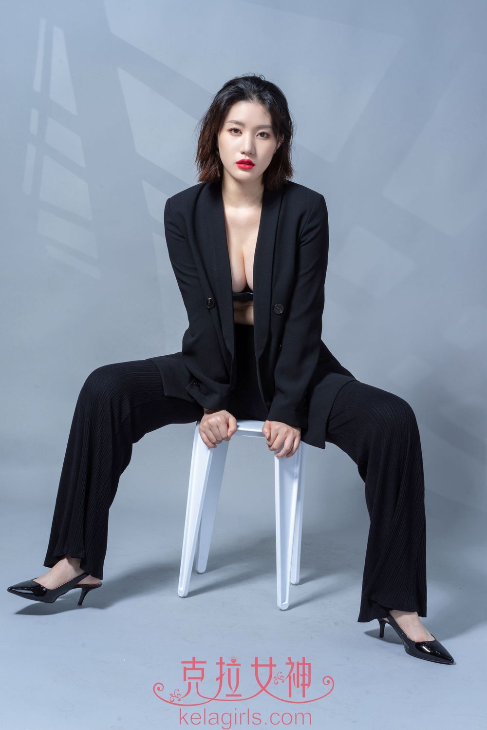 美女模特宋黛 - 烈焰红唇烟里风情主题性感写真