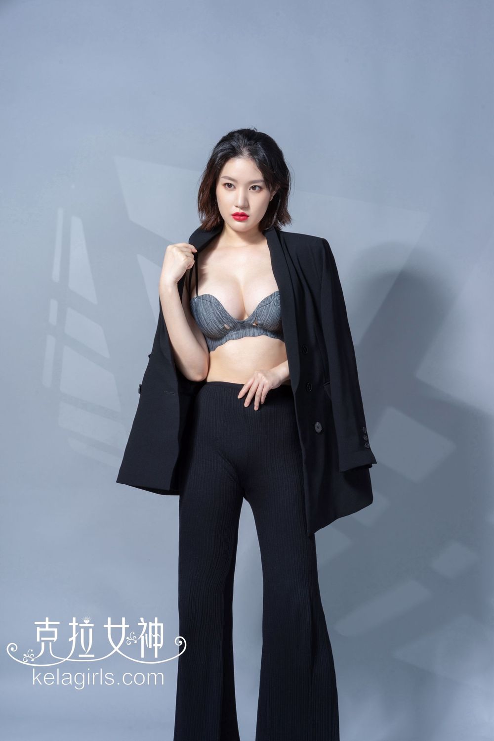 美女模特宋黛 - 烈焰红唇烟里风情主题性感写真