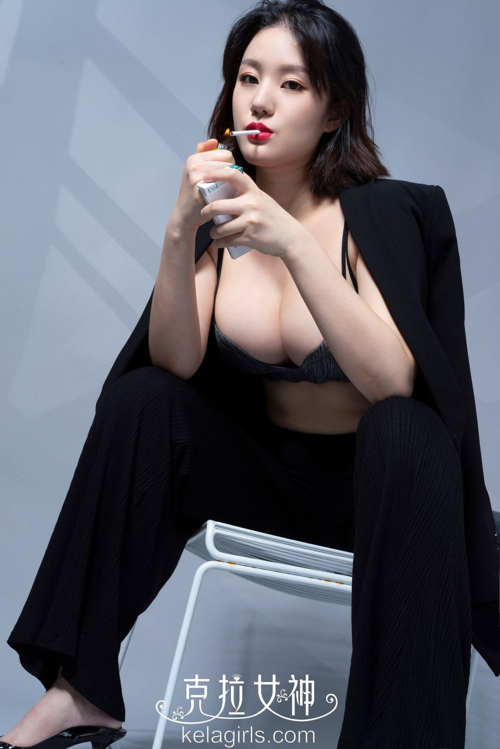 美女模特宋黛 - 烈焰红唇烟里风情主题性感写真