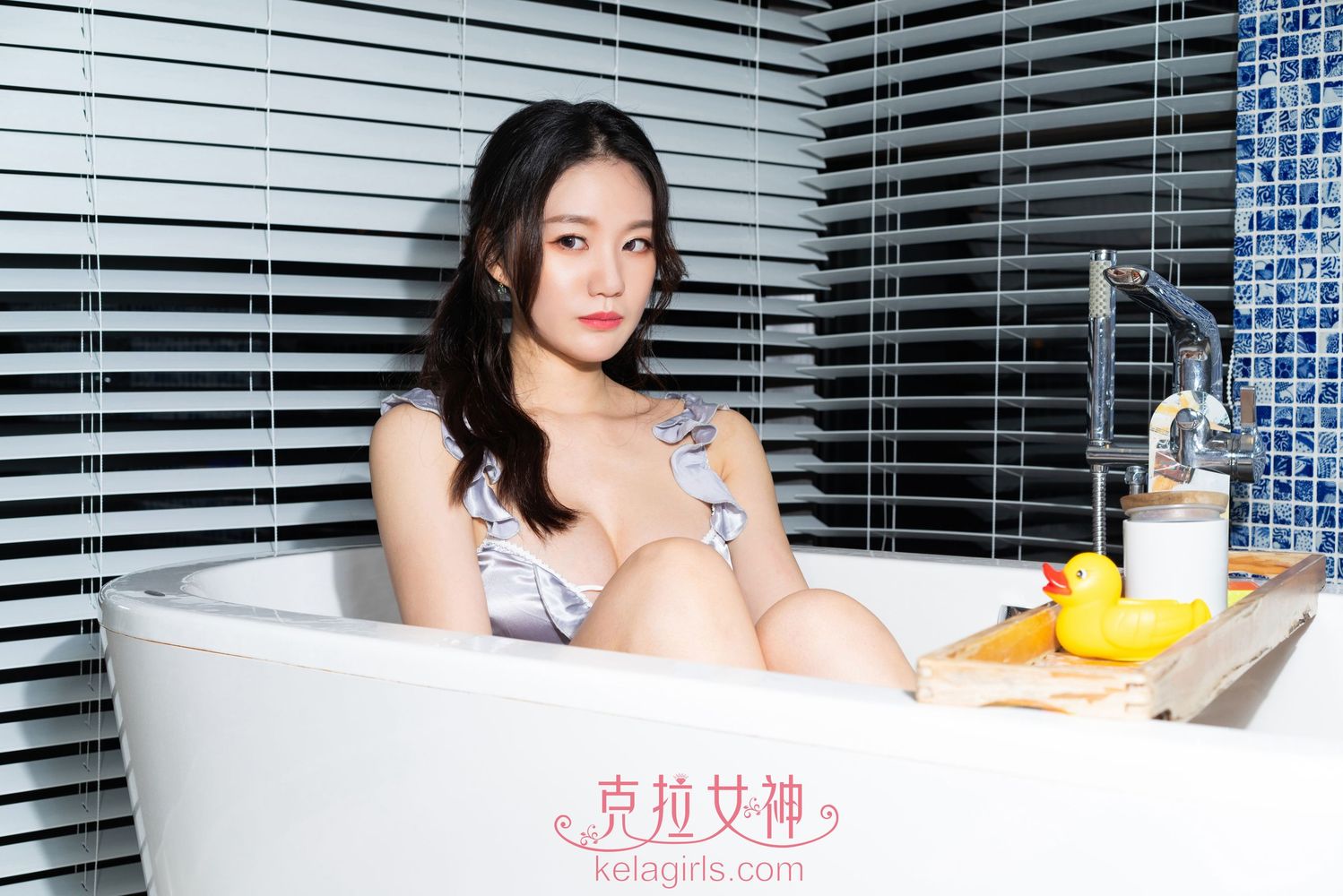 美女模特宋黛 - 丰满香滑浴室系列写真