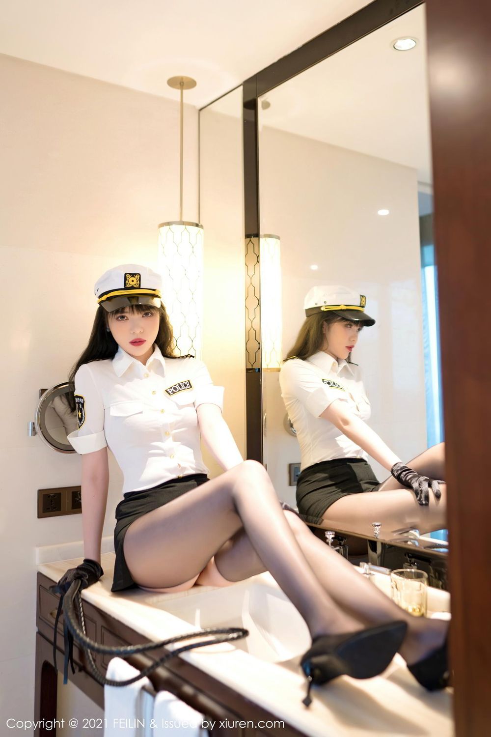 美女模特Arude薇薇 - 警花制服+格子裙系列写真