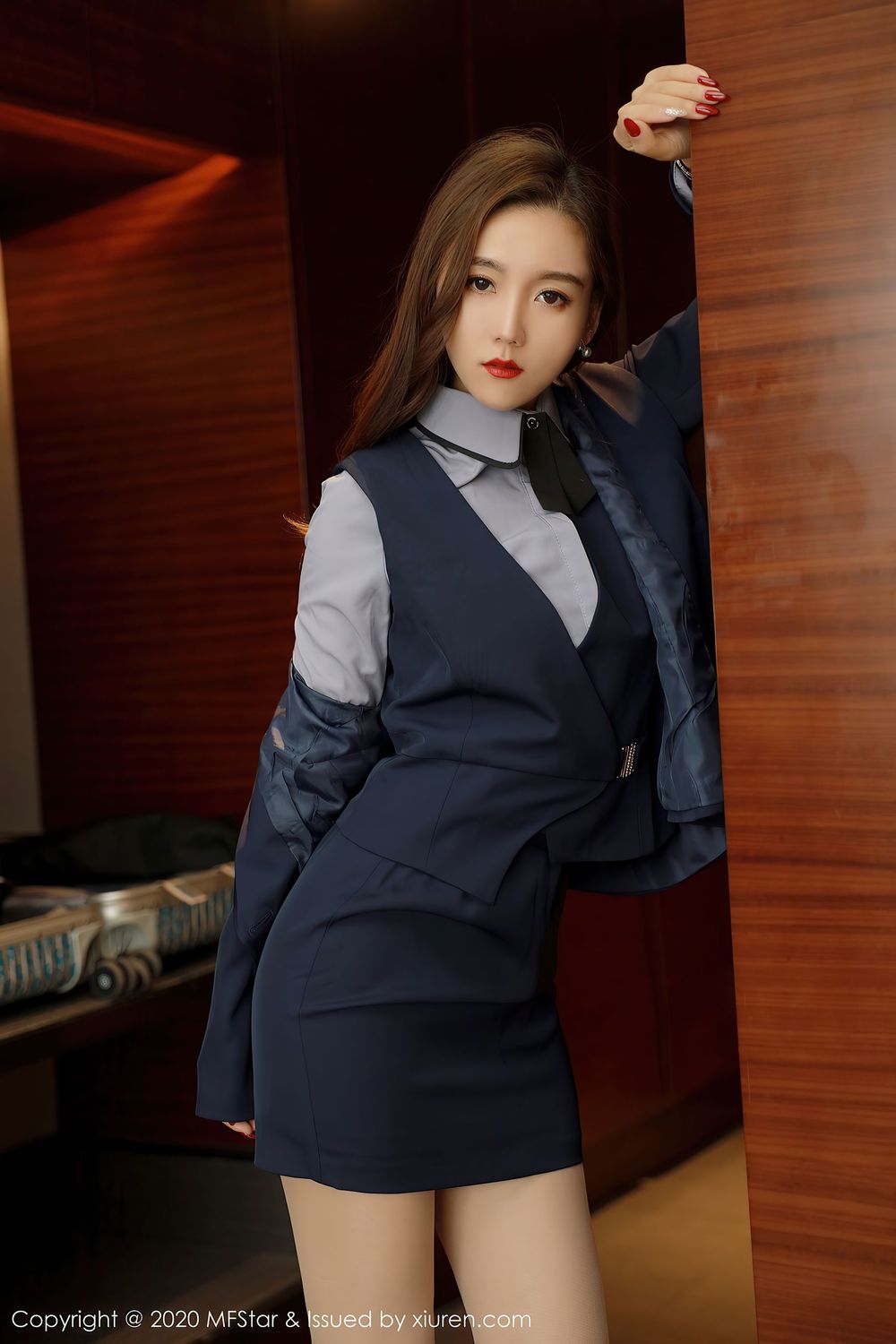 新人模特艾静香 - 职场OL丝袜装扮首套写真