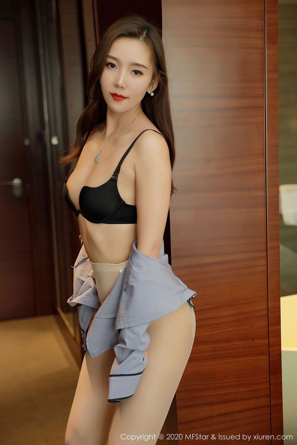 新人模特艾静香 - 职场OL丝袜装扮首套写真