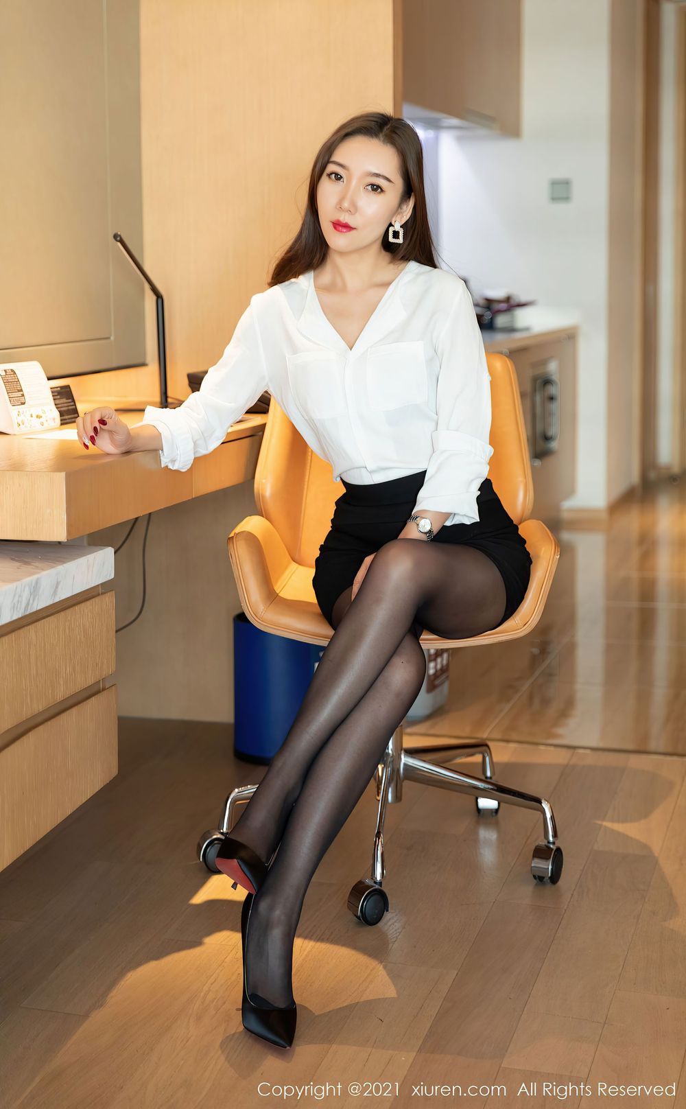 美女模特艾静香 - 白衬衫黑短裙职场OL系列写真