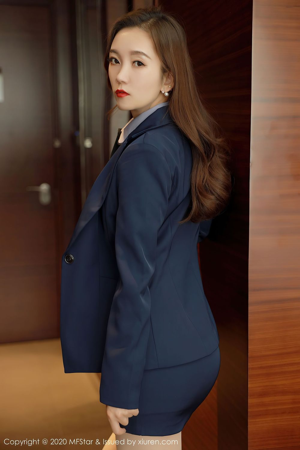 新人模特艾静香 - 职场OL丝袜装扮首套写真