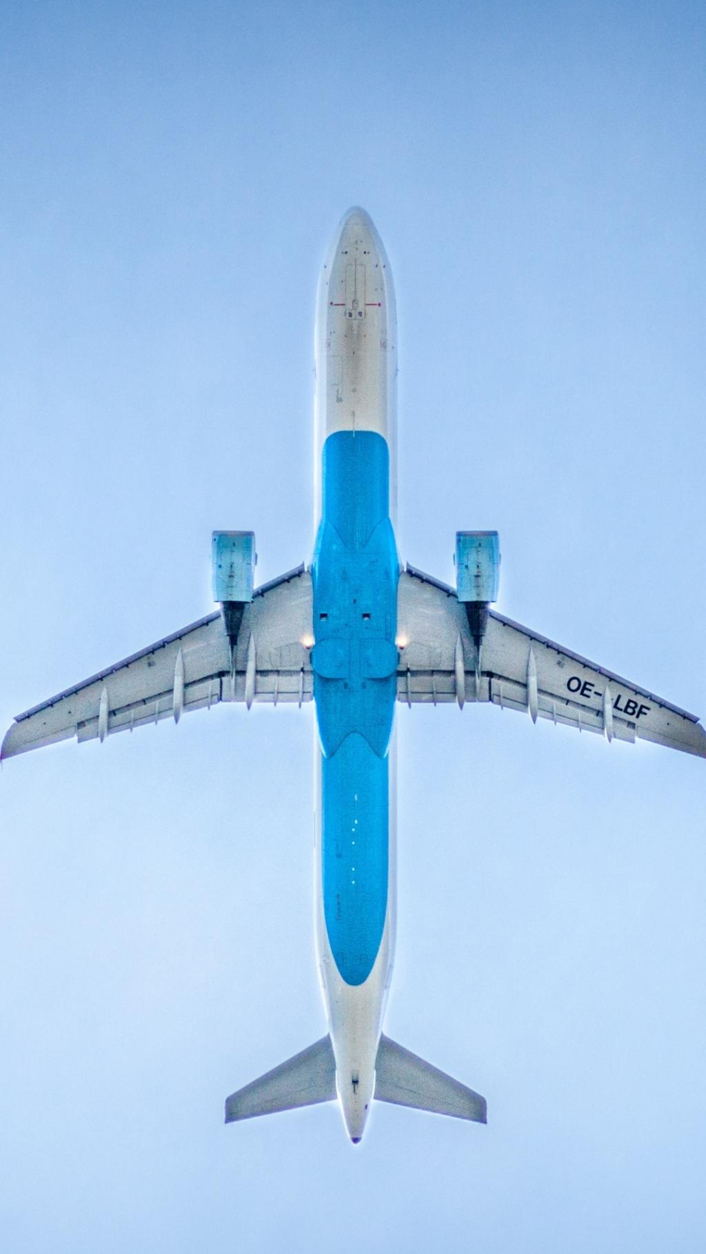 蓝蓝的天空飞机在云层上翱翔绝美手机壁纸