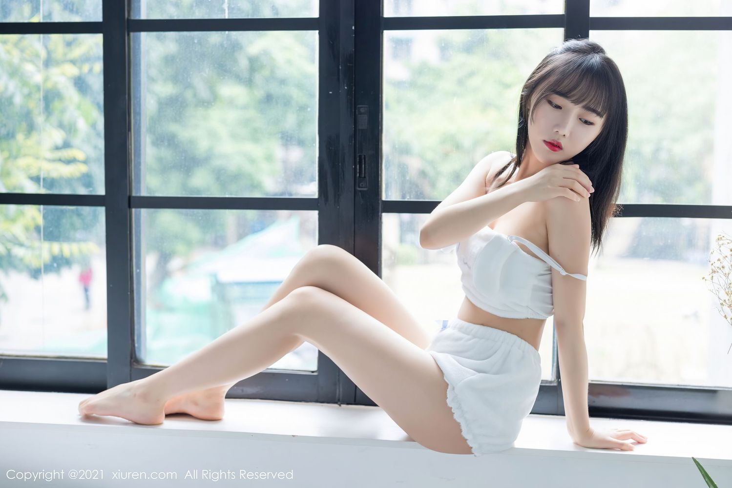 新人模特唐心 - 苗条身材+俏皮服饰性感写真