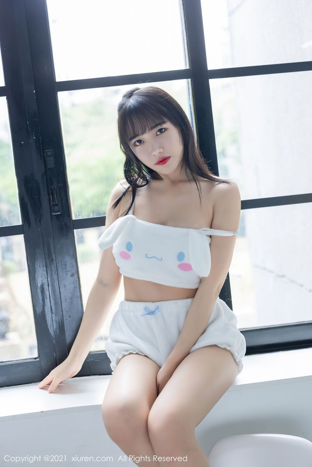 新人模特唐心 - 苗条身材+俏皮服饰性感写真