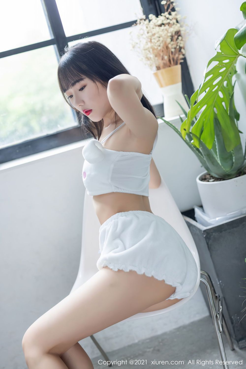 新人模特唐心 - 苗条身材+俏皮服饰性感写真