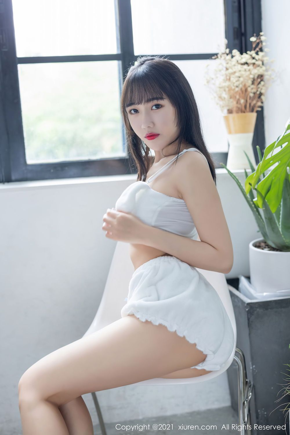 新人模特唐心 - 苗条身材+俏皮服饰性感写真