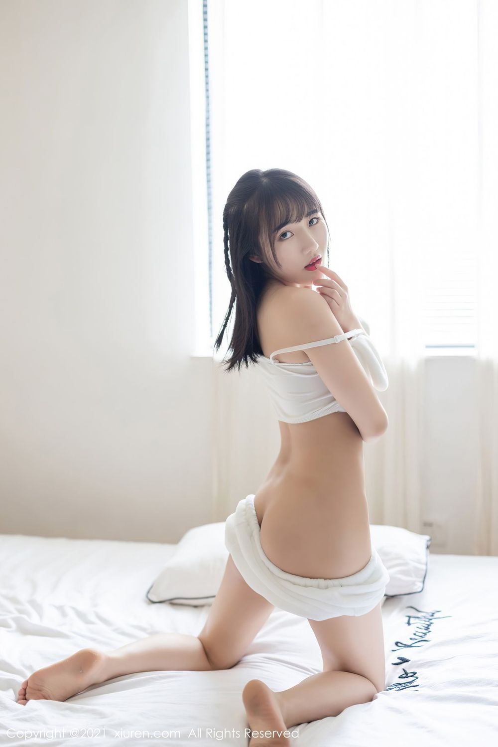 新人模特唐心 - 苗条身材+俏皮服饰性感写真