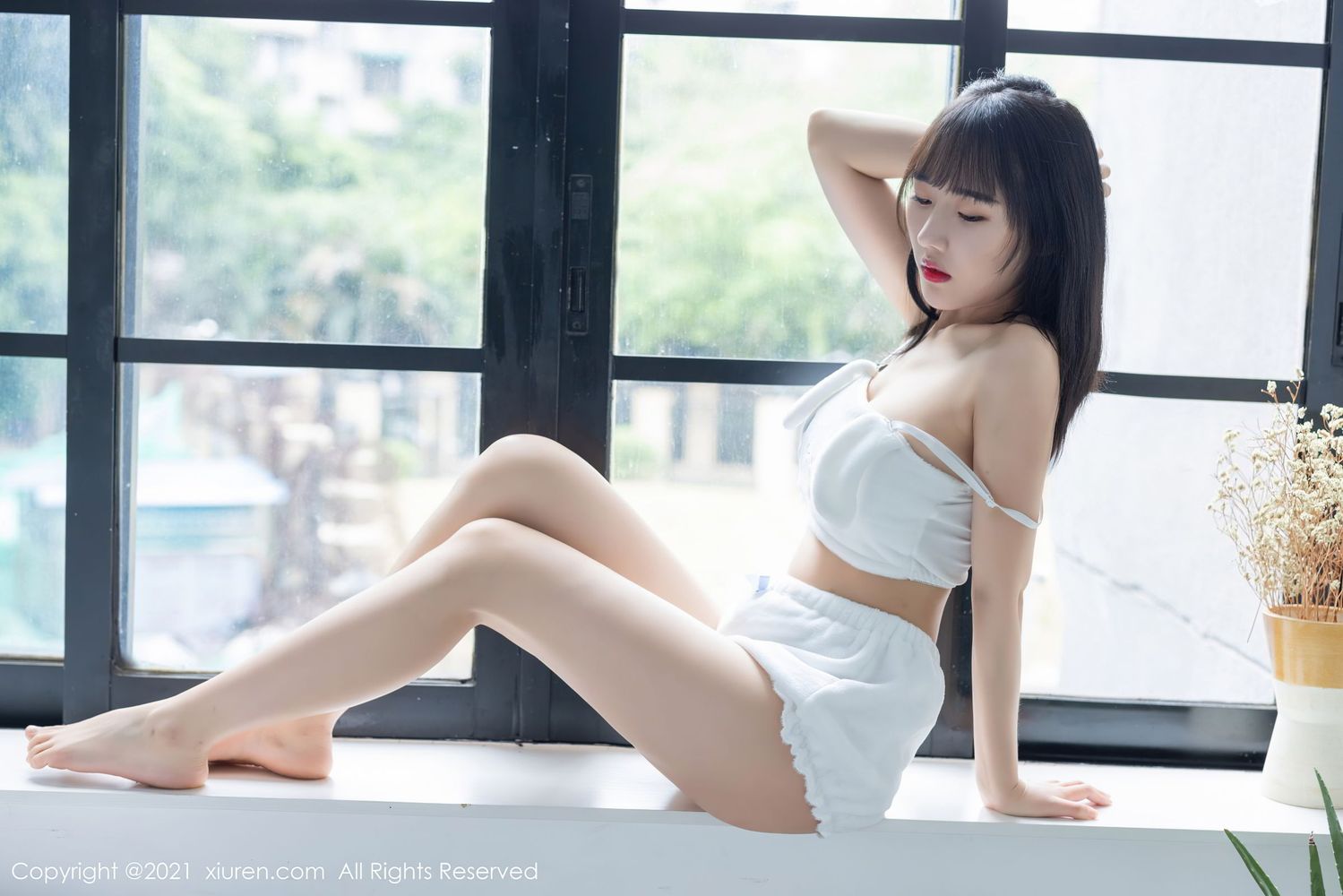 新人模特唐心 - 苗条身材+俏皮服饰性感写真