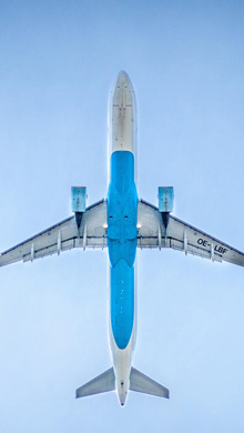蓝蓝的天空飞机在云层上翱翔绝美手机壁纸