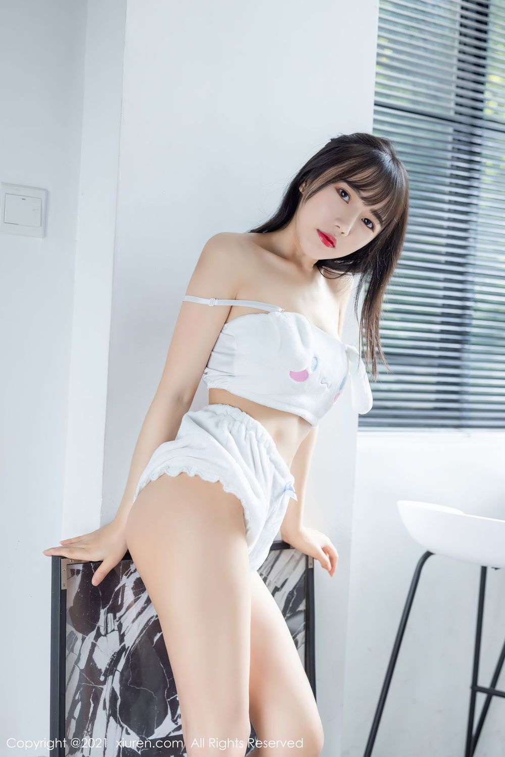 新人模特唐心 - 苗条身材+俏皮服饰性感写真