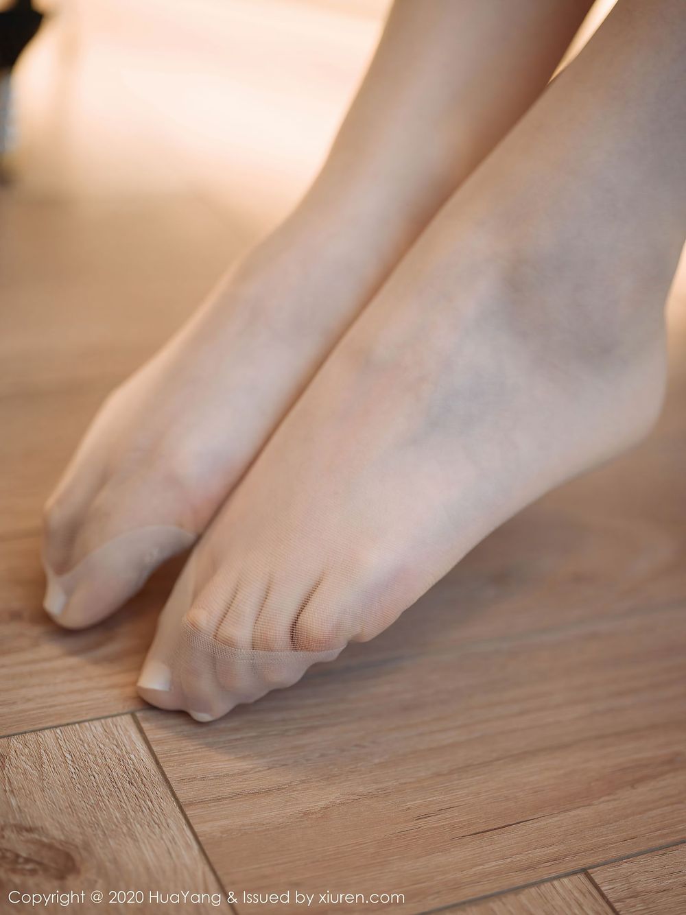 性感女神凯竹・廿十 - 猩红皮裙曼妙身姿娇艳写真