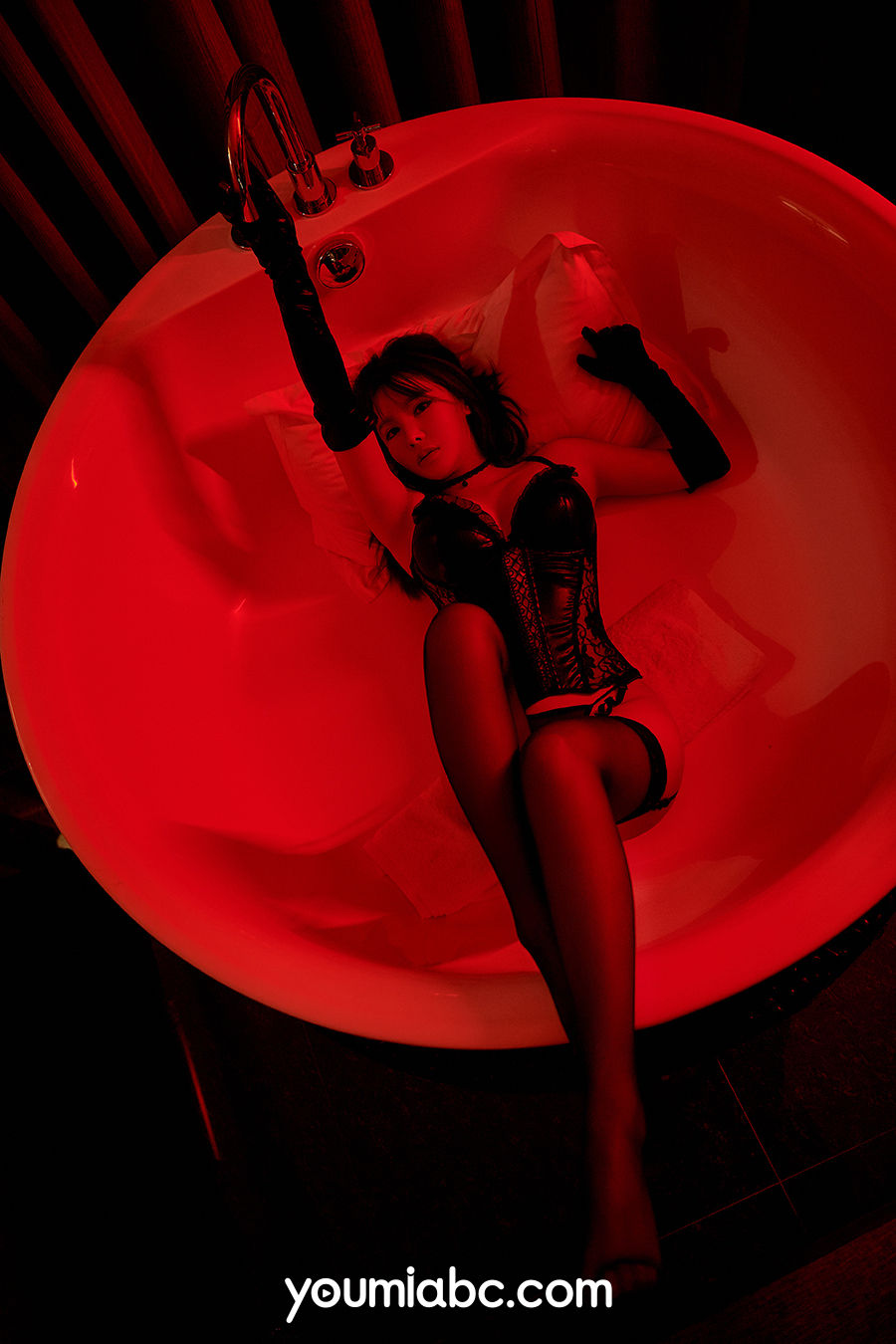 性感嫩模李多多 - 黑色情趣猩红之夜惹火主题写真