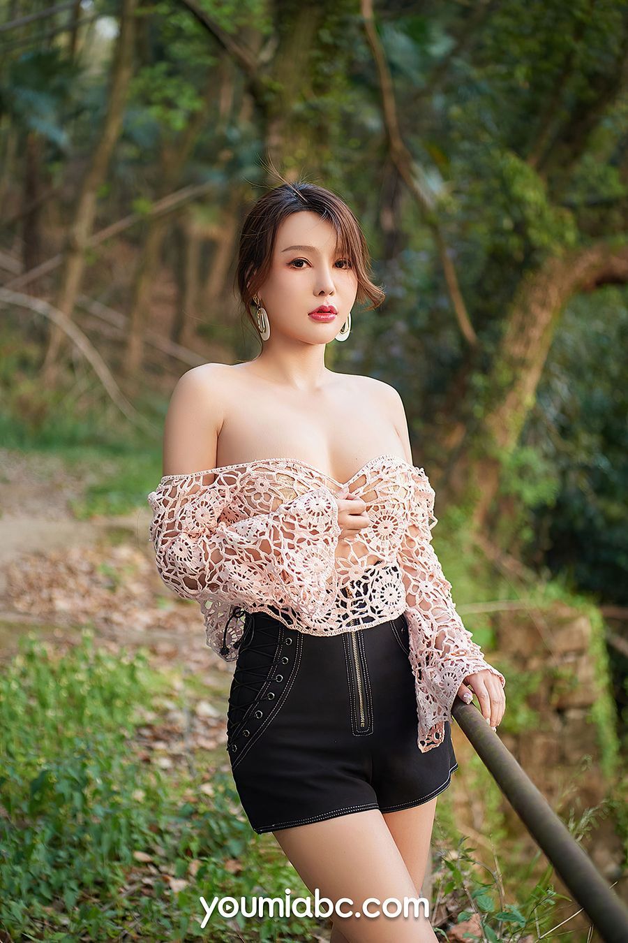 美女模特李多多 - 镂空服饰+山野の躁动主题写真