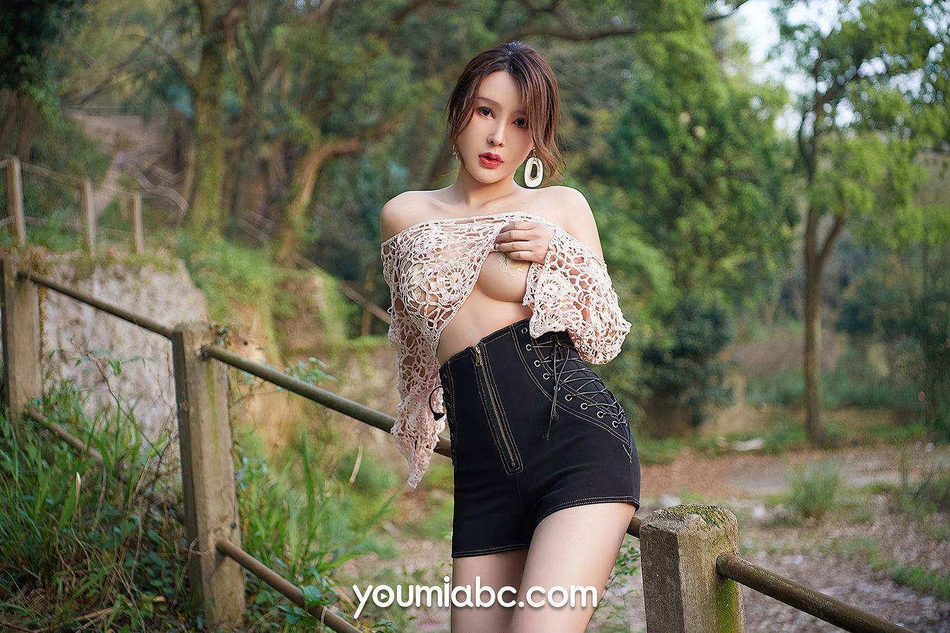 美女模特李多多 - 镂空服饰+山野の躁动主题写真