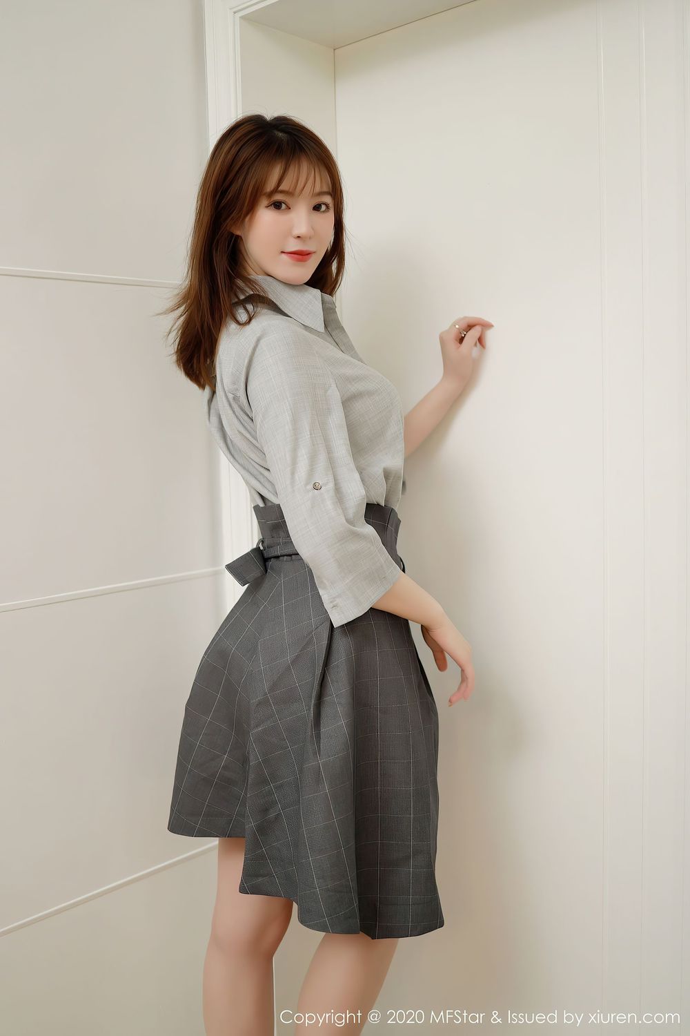美女模特yoo优优 - 灰色系职场OL制服明艳写真