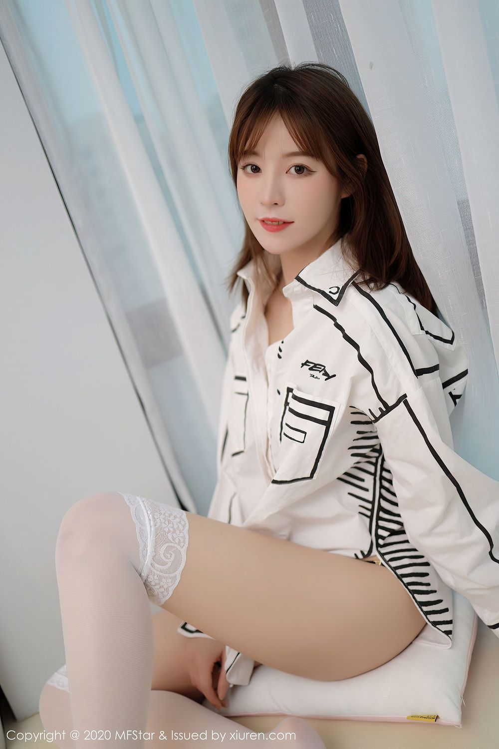 美女模特yoo优优 - 黑与白丝袜灵动美足性感写真