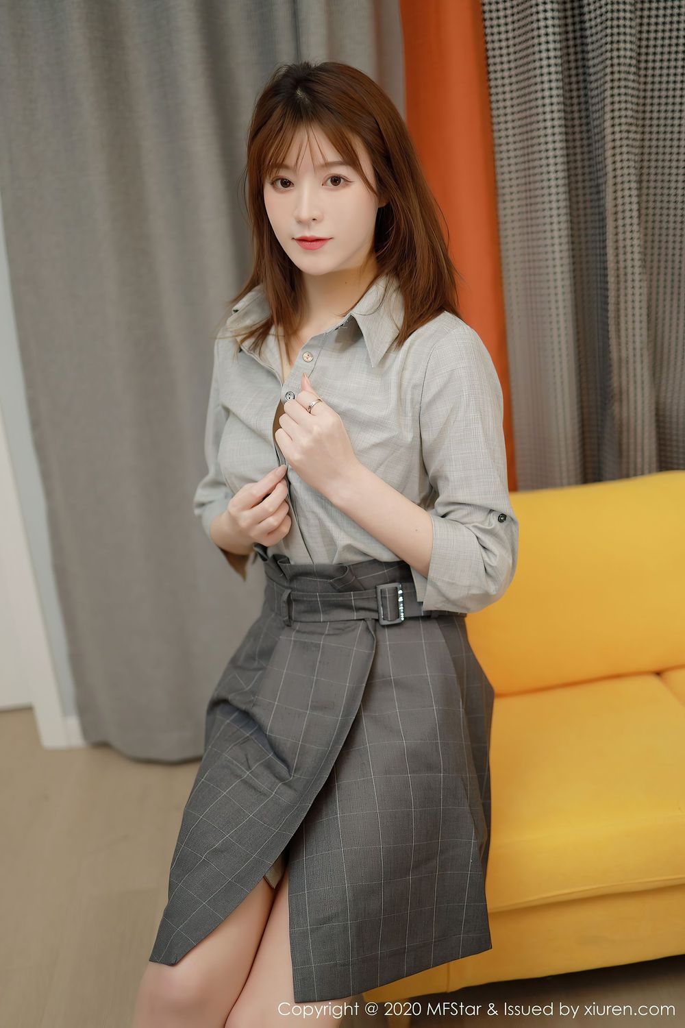美女模特yoo优优 - 灰色系职场OL制服明艳写真