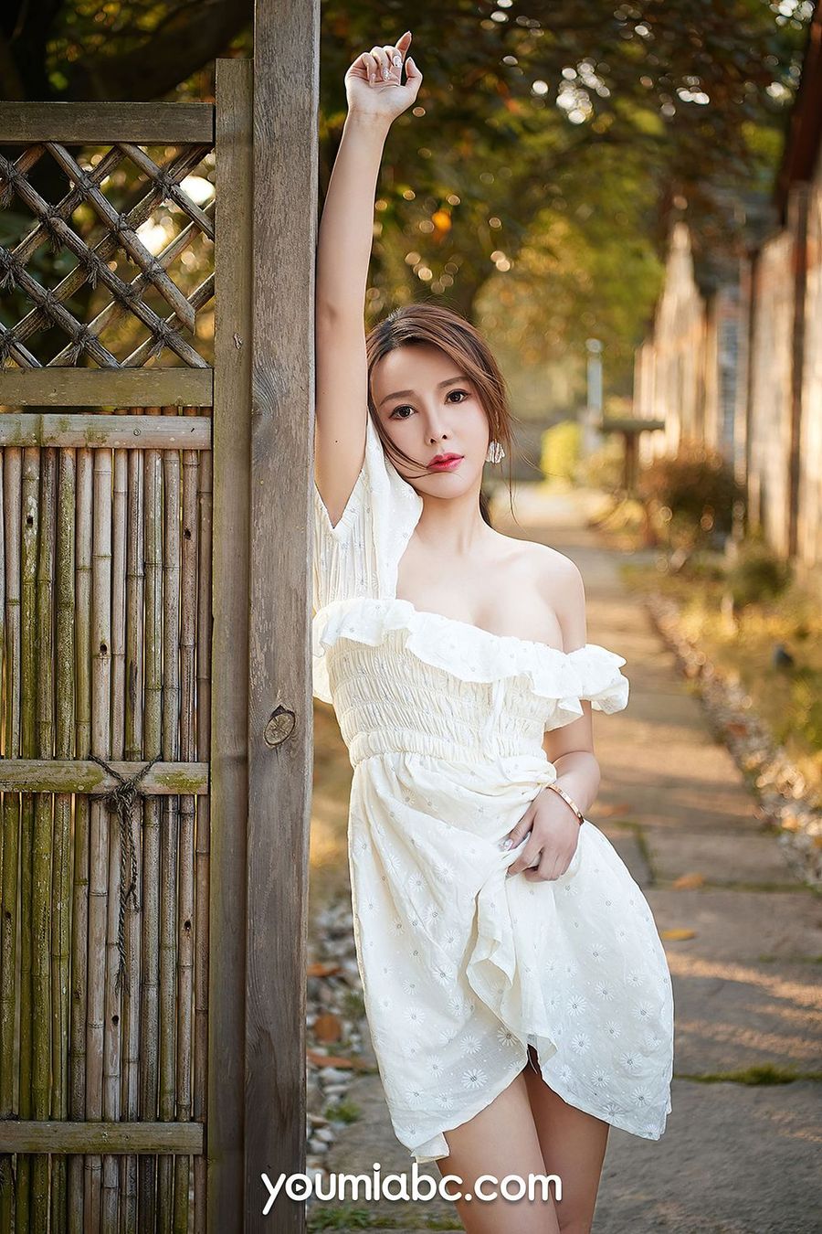 美女模特李多多 - 低胸连衣裙黄昏之恋系列户外写真