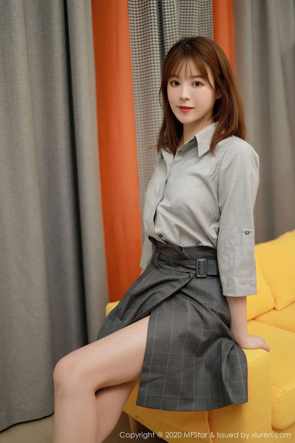 美女模特yoo优优 - 灰色系职场OL制服明艳写真