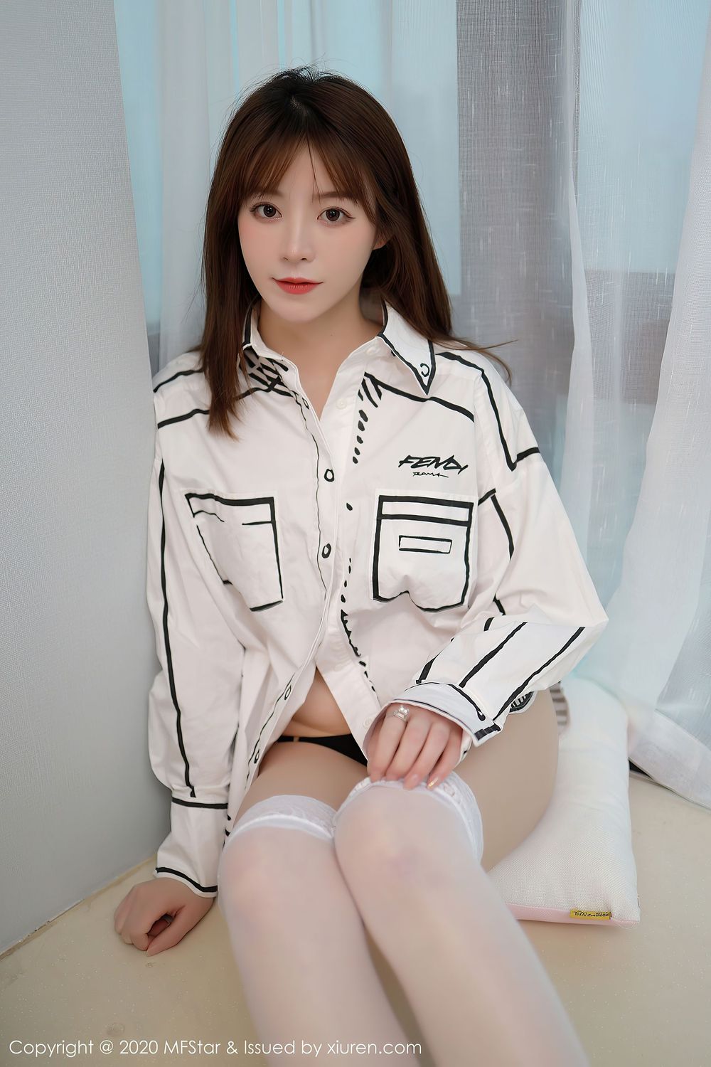 美女模特yoo优优 - 黑与白丝袜灵动美足性感写真