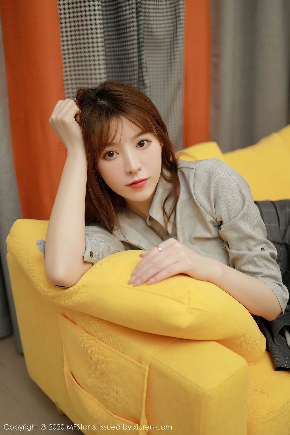 美女模特yoo优优 - 灰色系职场OL制服明艳写真