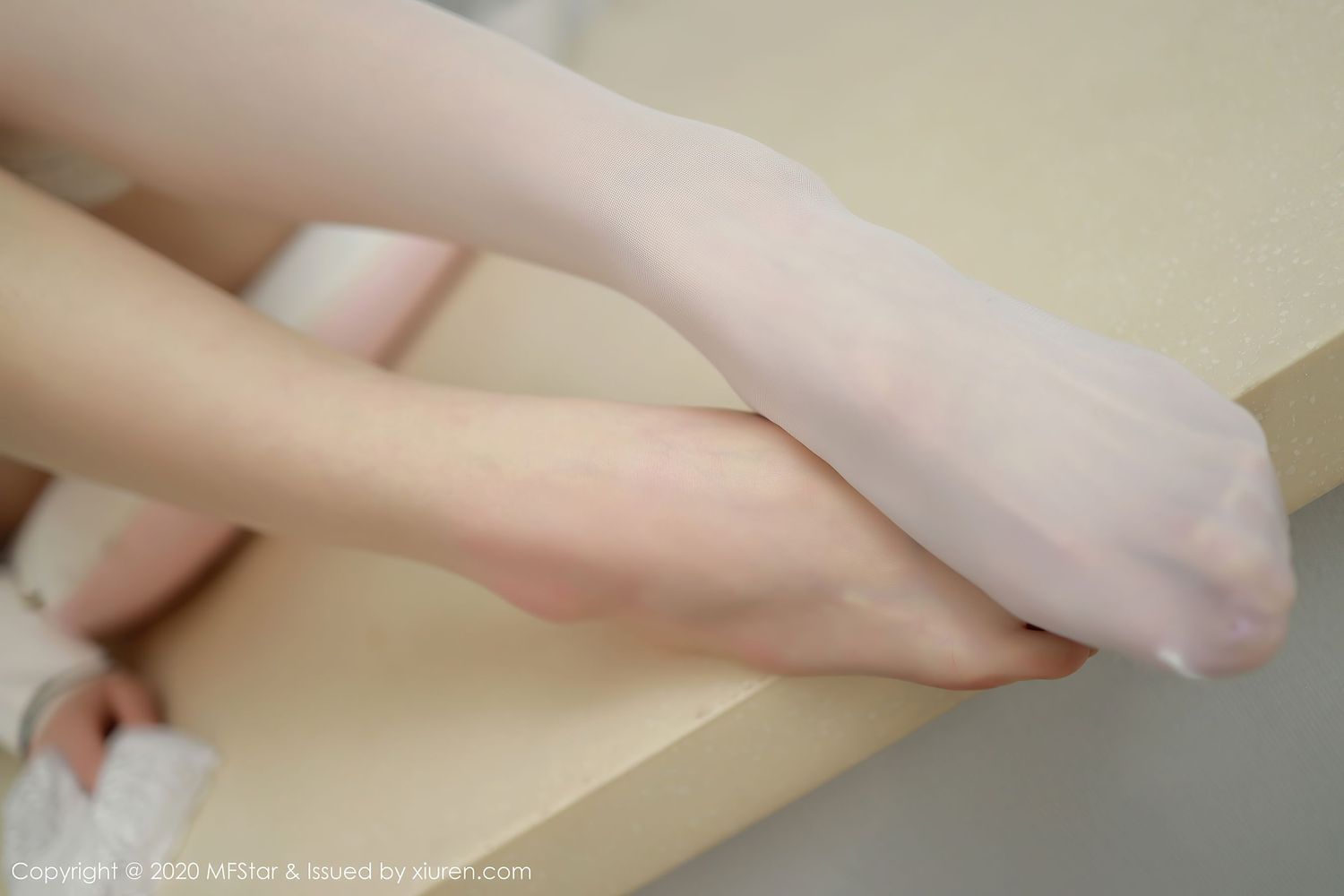 美女模特yoo优优 - 黑与白丝袜灵动美足性感写真