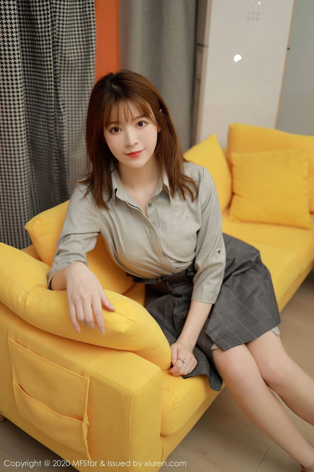 美女模特yoo优优 - 灰色系职场OL制服明艳写真