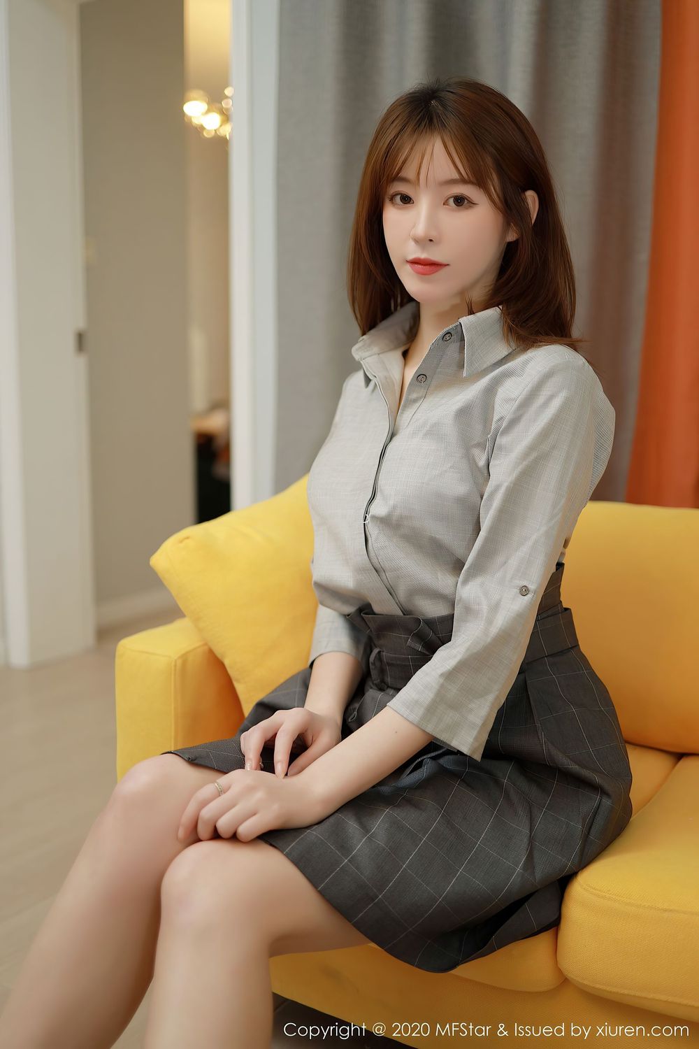 美女模特yoo优优 - 灰色系职场OL制服明艳写真