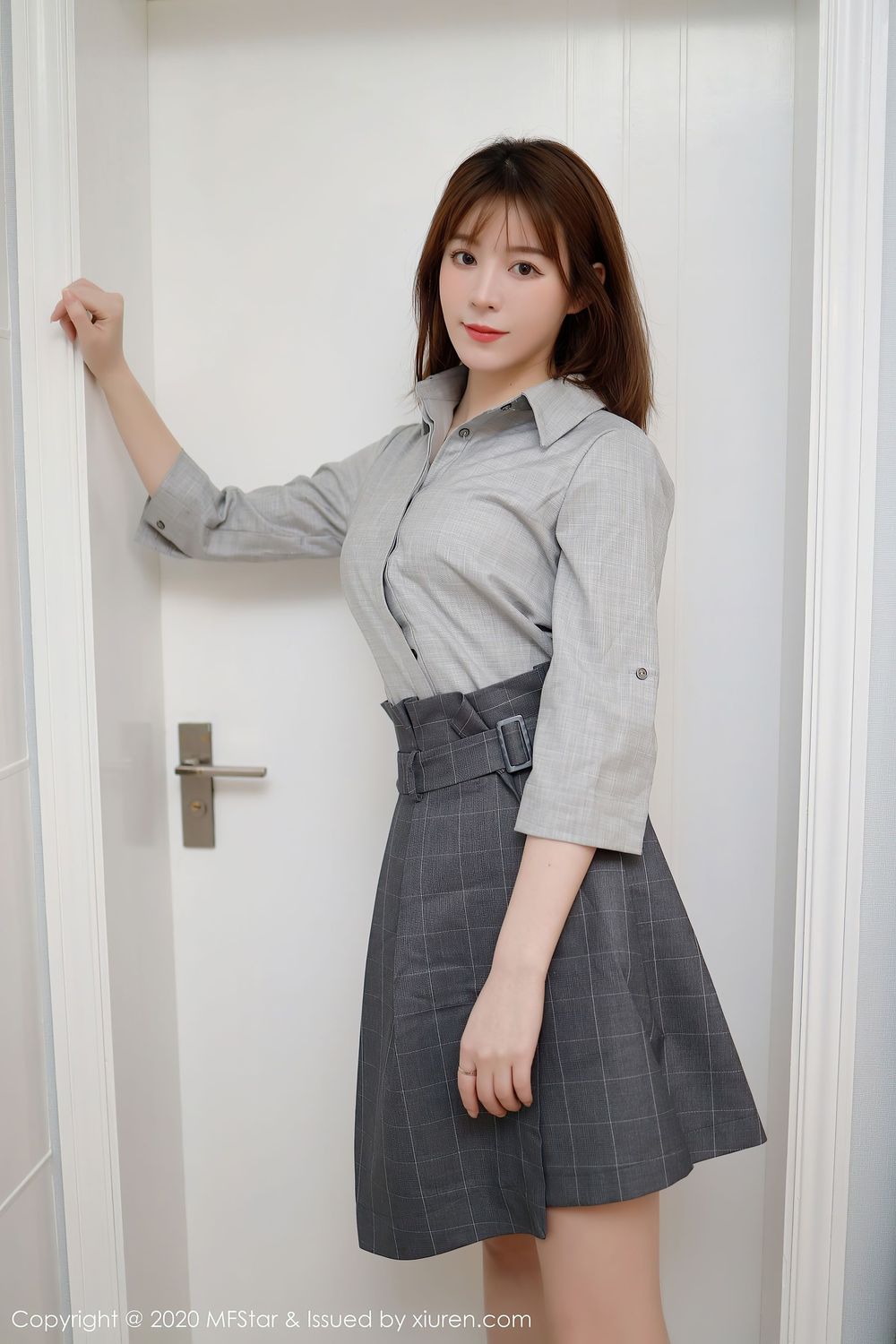 美女模特yoo优优 - 灰色系职场OL制服明艳写真