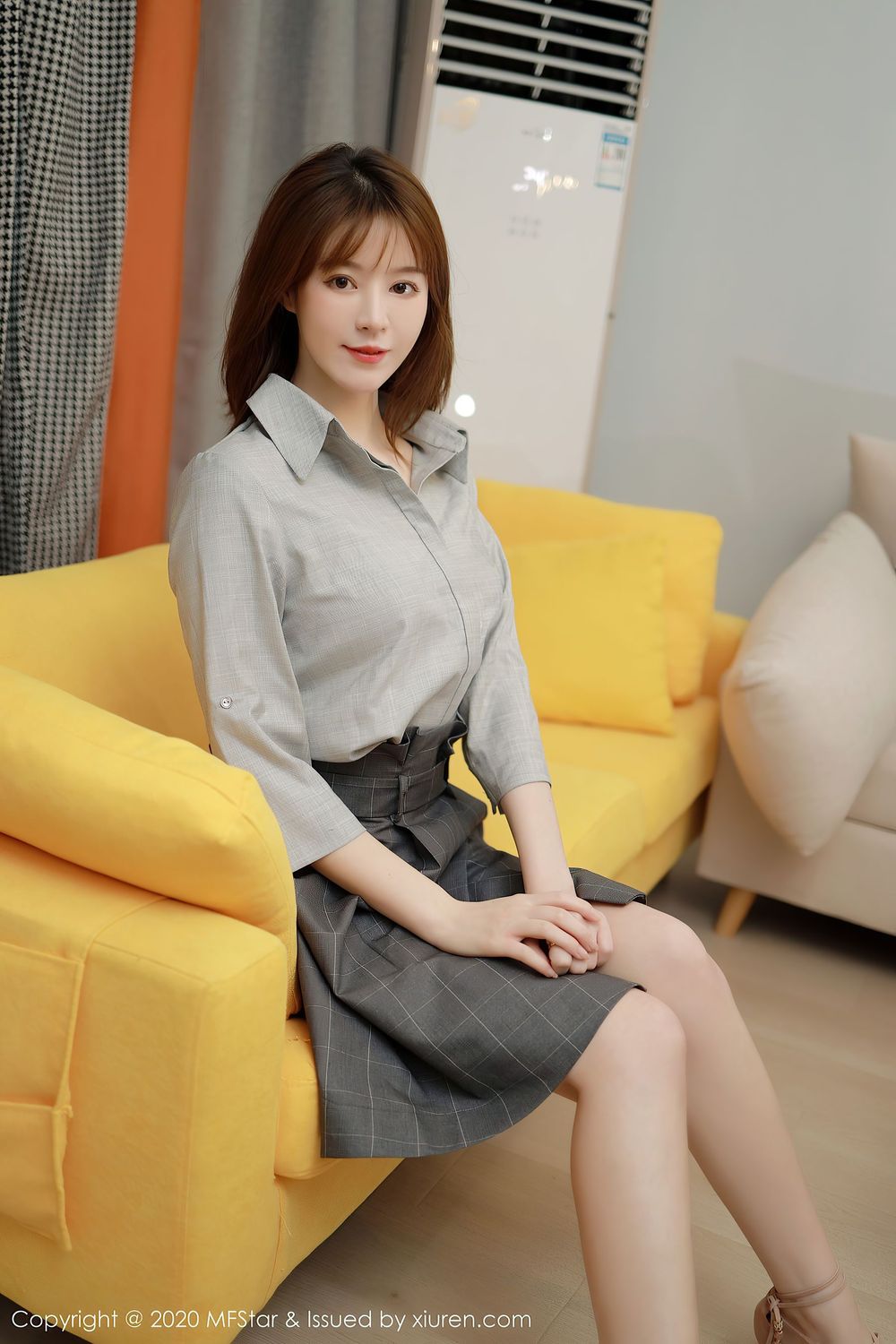 美女模特yoo优优 - 灰色系职场OL制服明艳写真