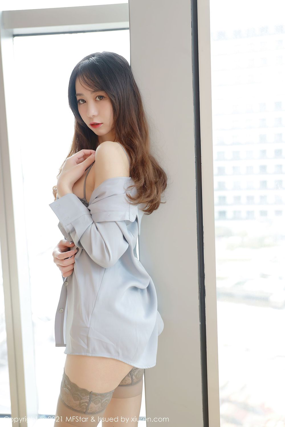 美女模特水水er - 无法抵御衬衫与经典蕾丝吊袜写真