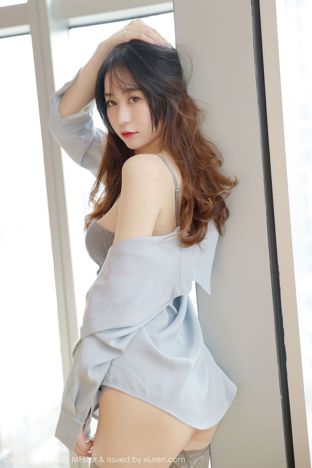 美女模特水水er - 无法抵御衬衫与经典蕾丝吊袜写真