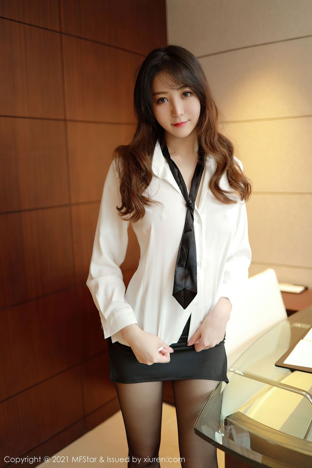 新人模特水水er - 白衬衫黑丝美腿职场OL系列写真