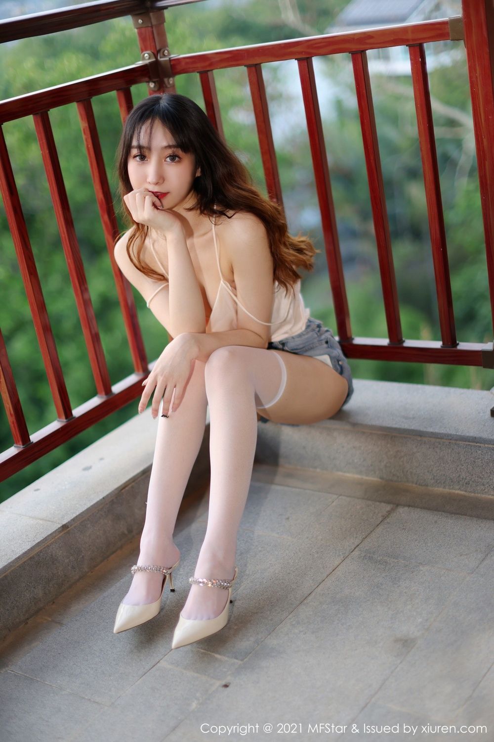 美女模特水水er - 吊裙+牛仔裤+丝袜系列丽江旅拍