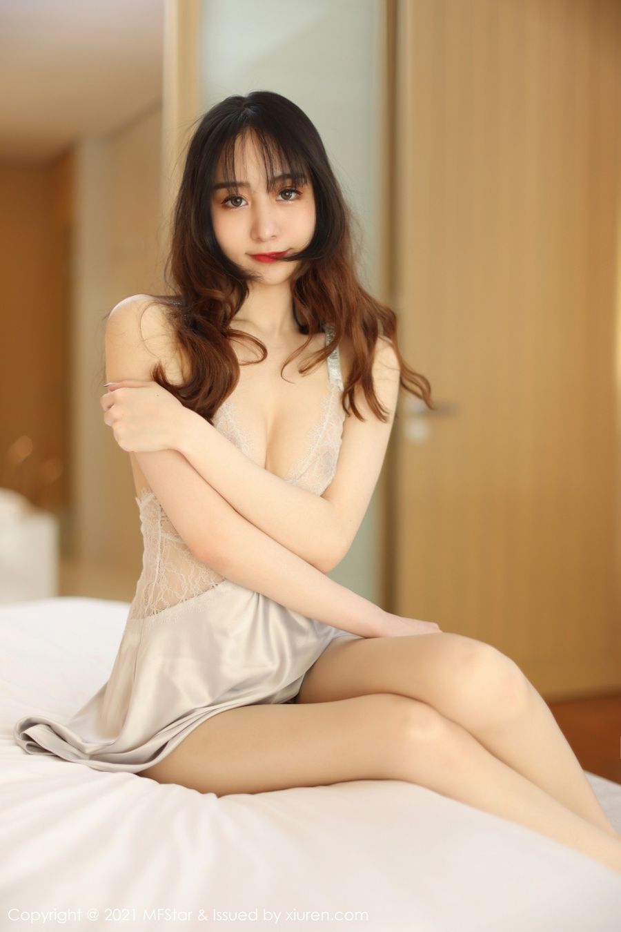美女模特水水er - 吊裙+丝袜系列丽江旅拍