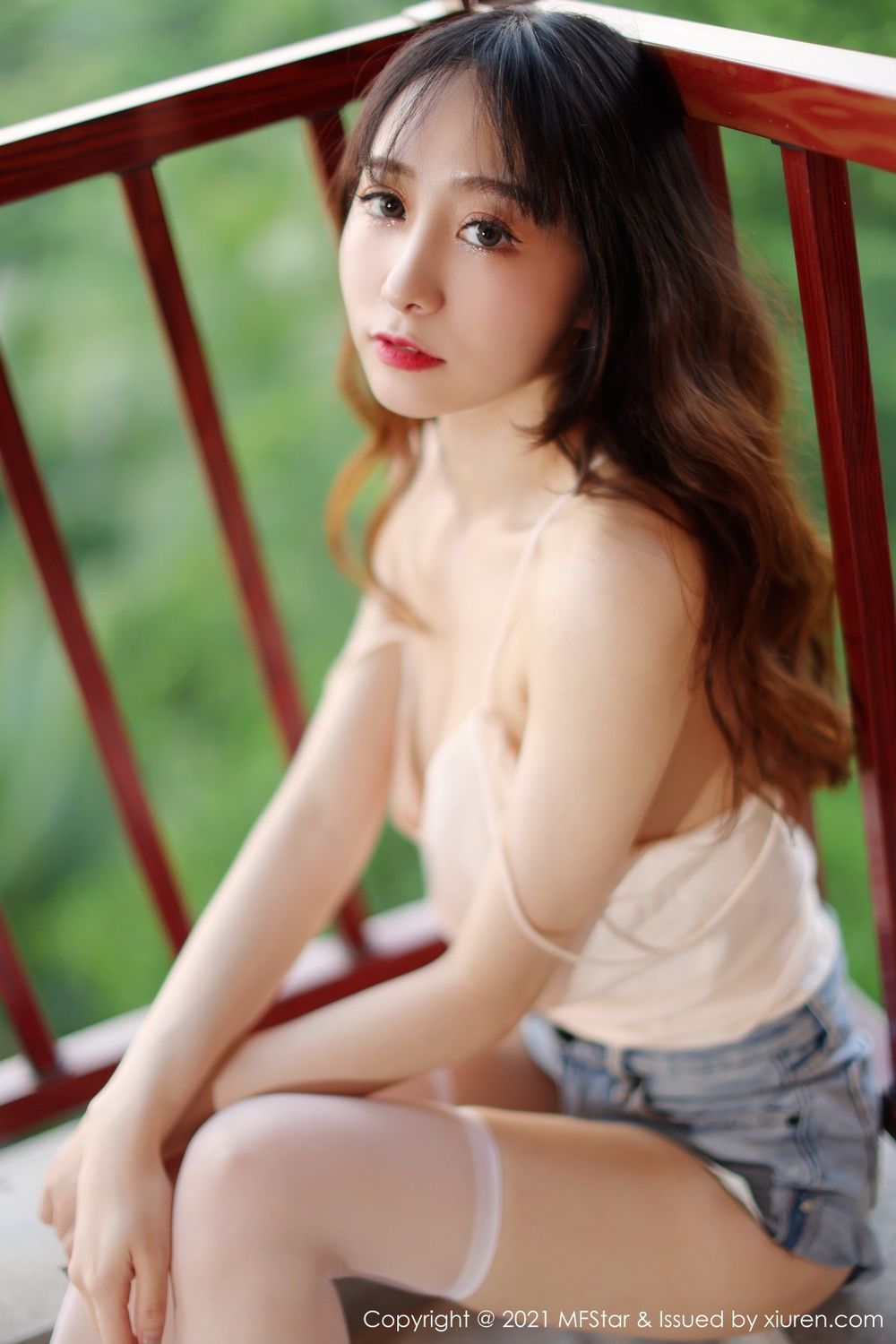 美女模特水水er - 吊裙+牛仔裤+丝袜系列丽江旅拍