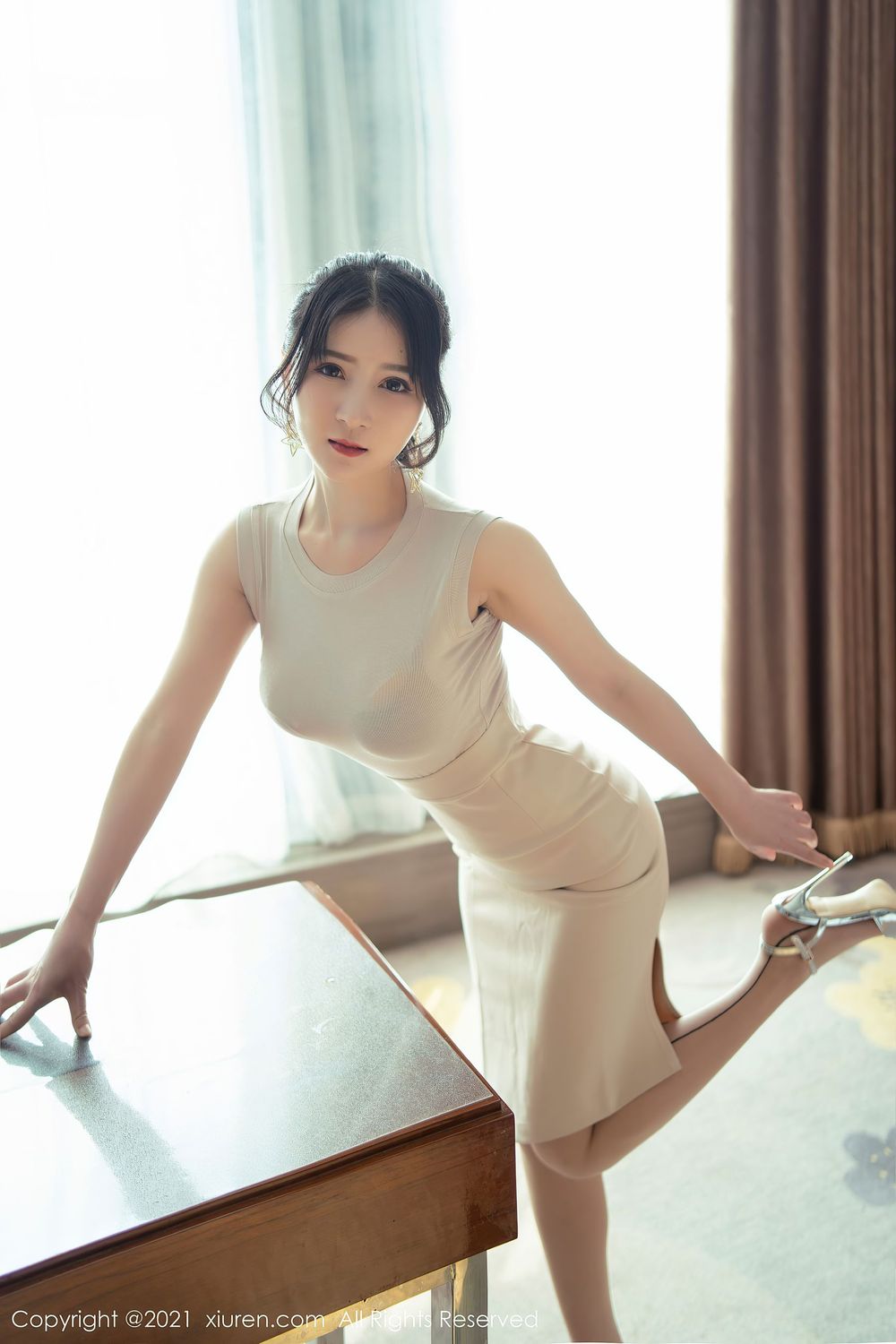 美女模特林煊煊 - 肉色OL职场一步裙首弹写真