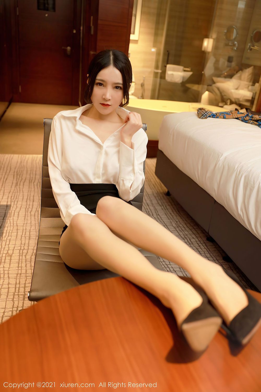 新人模特林煊煊 - 白衬衫黑短裙职场秘书OL系列写真