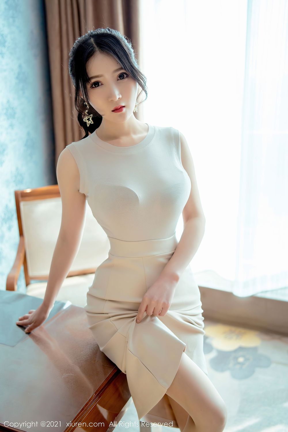 美女模特林煊煊 - 肉色OL职场一步裙首弹写真