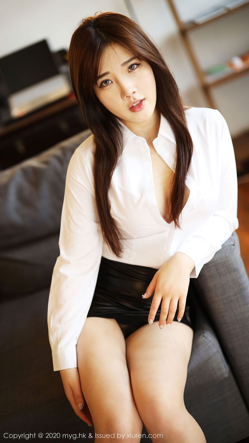 新人模特小海臀Rena - 白衬衫与皮裙系列魅惑写真