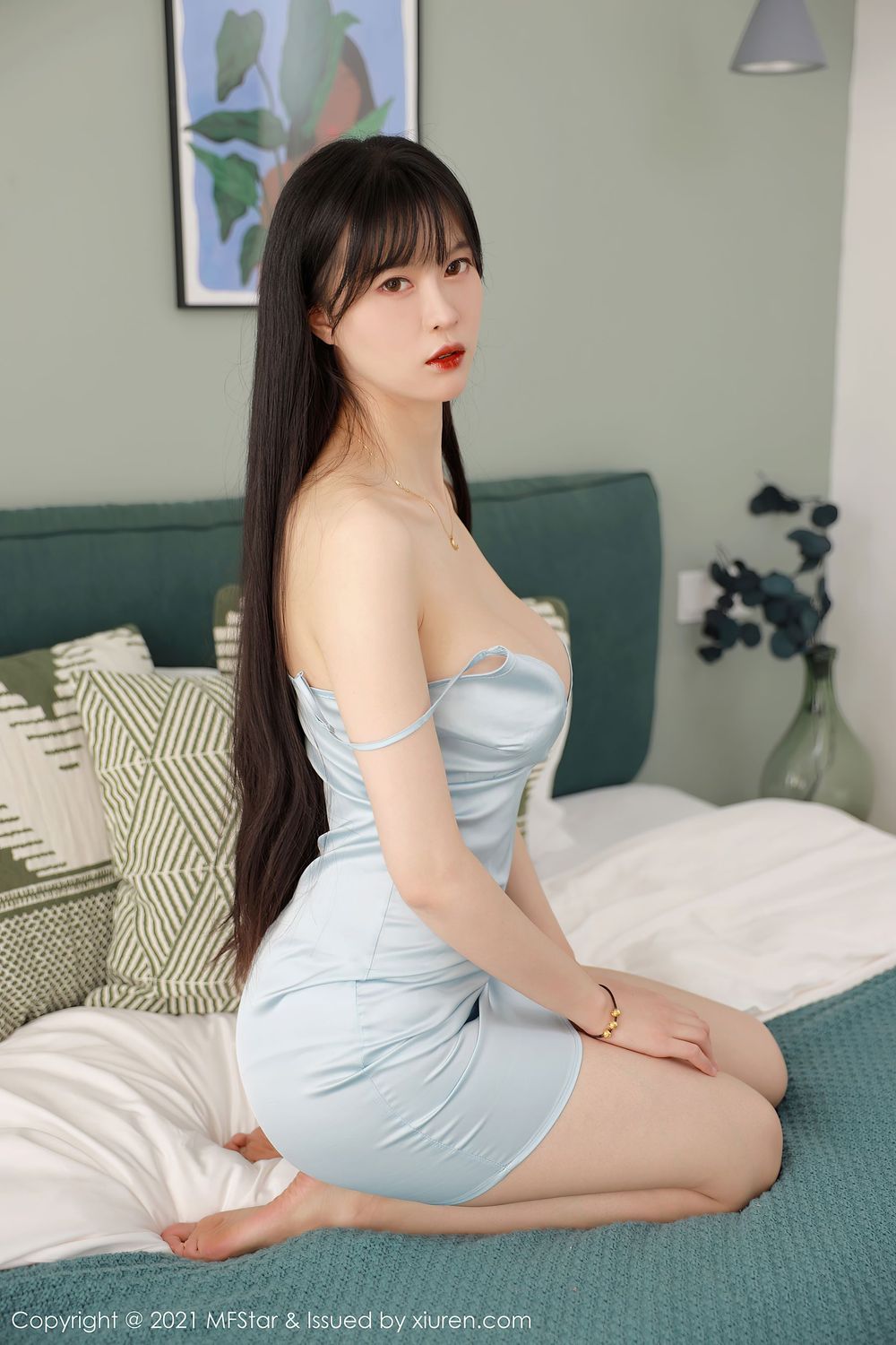 美女模特桃香子 - 浅蓝色绸缎吊裙性感写真
